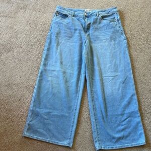 Seven Women’s Wide Leg Light Blue Jeans
Soft denim- Loose Sneaker Jean